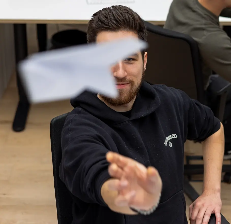 Papierflieger fliegt auf die Kamera zu